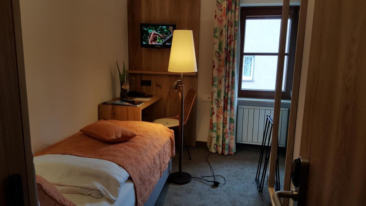 Historisches Gasthaus Hotel Hirschen Horn 盖恩霍芬 外观 照片
